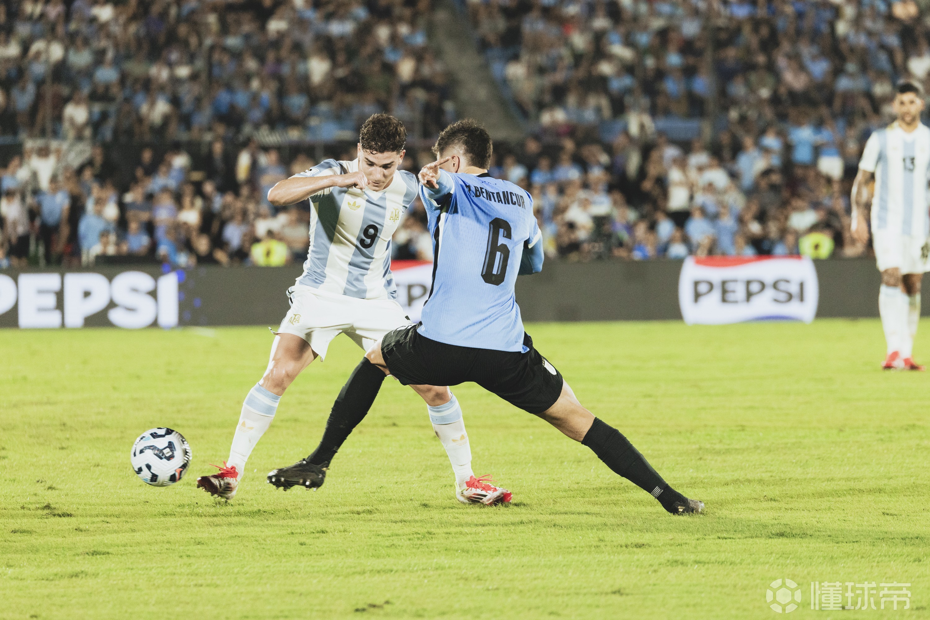 乌拉圭强势阿根廷,阿尔瓦雷斯统治全场的简单介绍 乌拉圭强势阿根廷,阿尔瓦雷斯统治全场的简单介绍