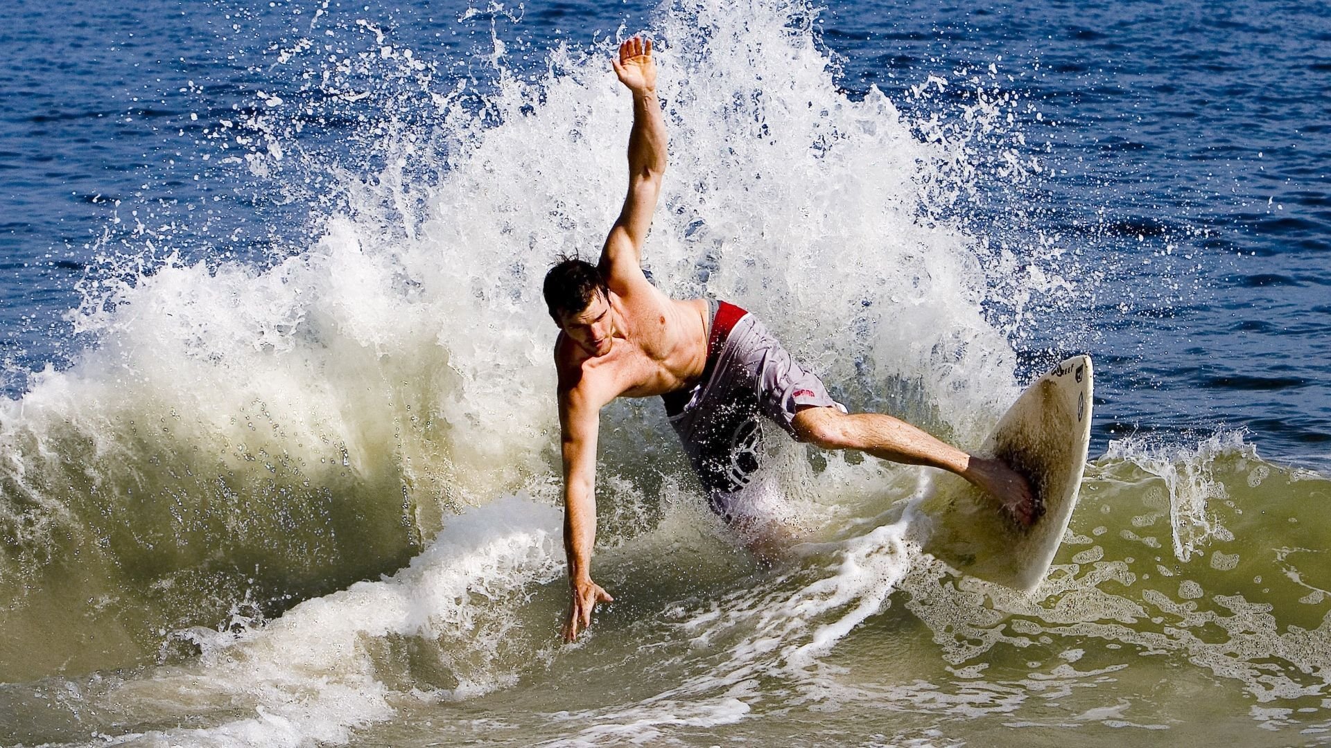 皮克的中场棋盘，他以20次停顿与一指轻点，让摩纳哥在海浪声中听见北欧森林的节奏
