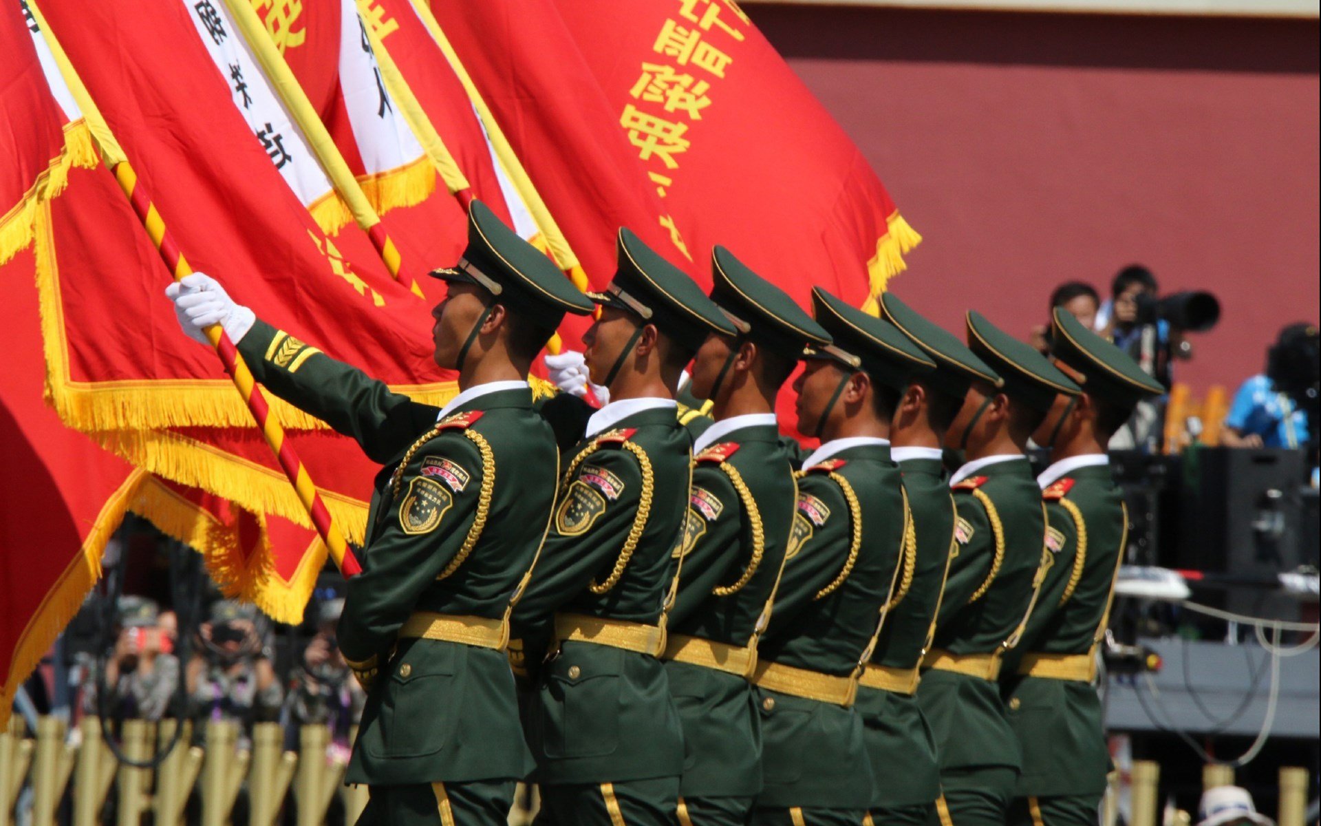 东方新锐亮剑西方王朝，上海队火力压制勇士，米切尔压力下完成爆发